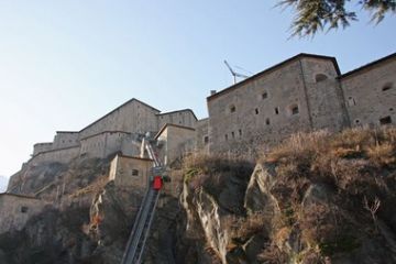 Il forte visto dal borgo (foto di Alessandro Vecchi)