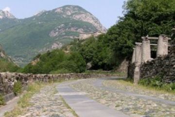 Strada Romana delle Gallie con sullo sfondo il Forte di Bard