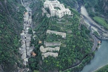Panoramica del Forte con ai piedi il Borgo prima della ristrutturazione